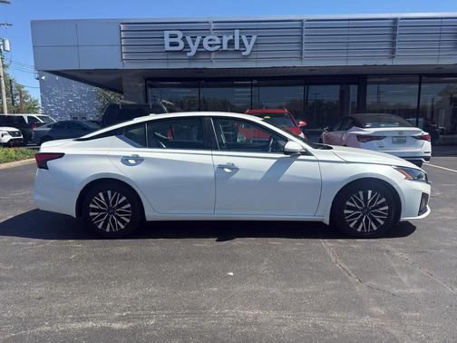 Pearl White Tricoat 2023 Nissan Altima 2.5 SV