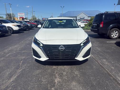 Pearl White Tricoat 2023 Nissan Altima 2.5 SV