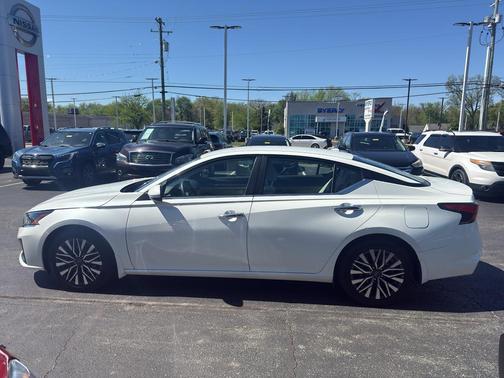 Pearl White Tricoat 2023 Nissan Altima 2.5 SV