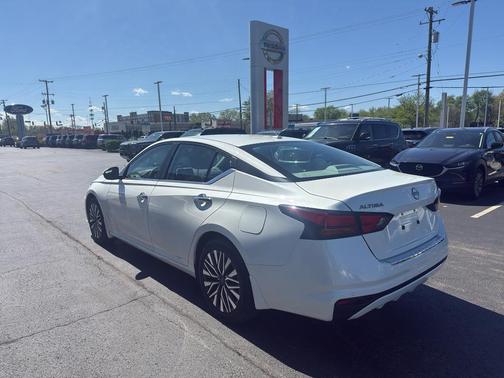 Pearl White Tricoat 2023 Nissan Altima 2.5 SV