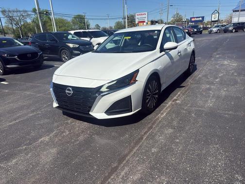 Pearl White Tricoat 2023 Nissan Altima 2.5 SV