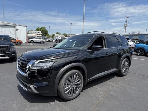 2025 Nissan Pathfinder SL 4WD