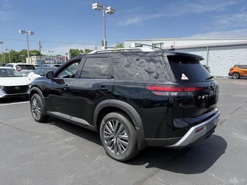 2025 Nissan Pathfinder SL 4WD