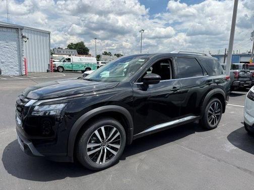 2025 Nissan Pathfinder Platinum 4WD