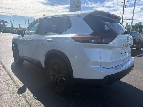Everest White Pearl Tricoat 2026 Nissan Rogue SV