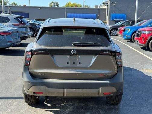 2025 Nissan Kicks SR