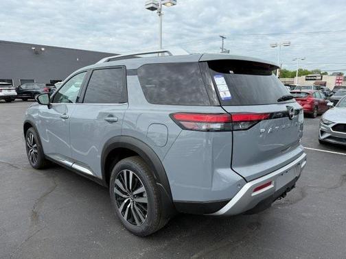 2025 Nissan Pathfinder Platinum 4WD