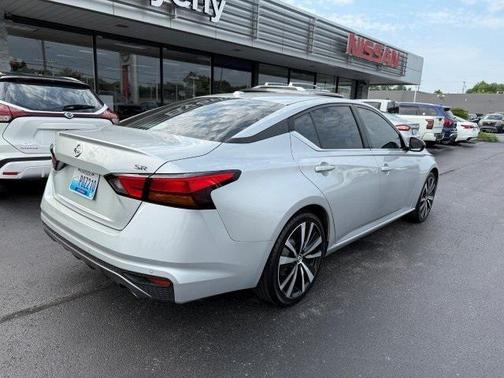 2022 Nissan Altima SR FWD