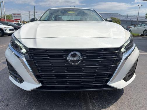Glacier White 2025 Nissan Altima SV FWD