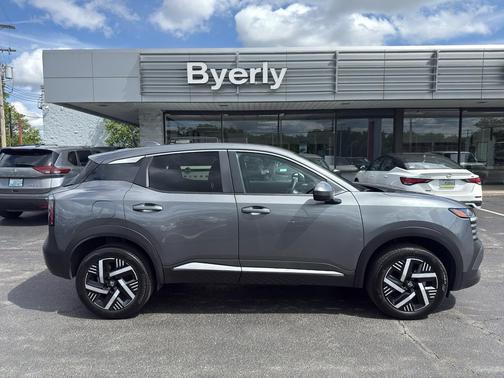 Gun Metallic 2025 Nissan Kicks SV