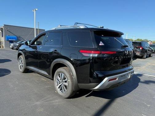 2025 Nissan Pathfinder SL 4WD