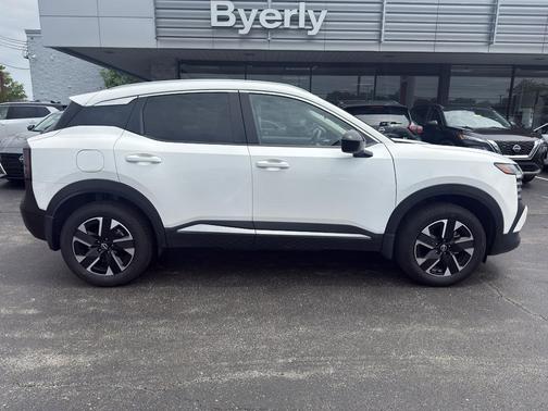 Aspen White Tricoat 2026 Nissan Kicks SV