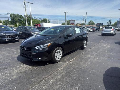 Super Black 2025 Nissan Versa 1.6 S