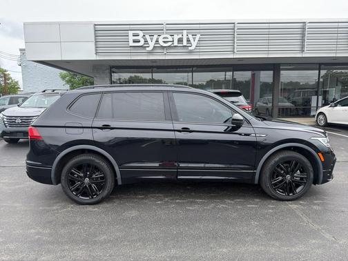 Deep Black Pearl 2022 Volkswagen Tiguan 2.0T SE R-Line Black 4MOTION