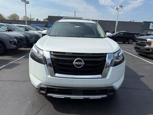 2025 Nissan Pathfinder SL 4WD