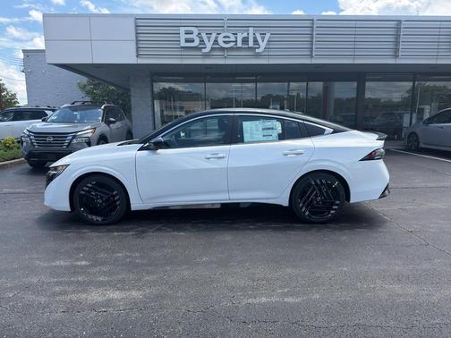 Aspen White Tricoat/Super Black 2026 Nissan Sentra SR