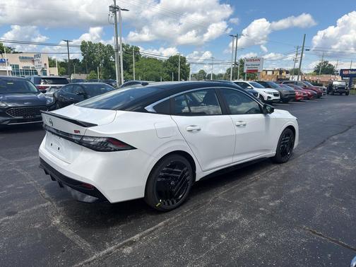 Aspen White Tricoat/Super Black 2026 Nissan Sentra SR