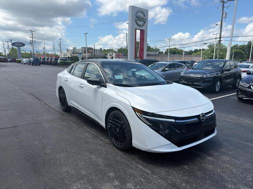Aspen White Tricoat/Super Black 2026 Nissan Sentra SR