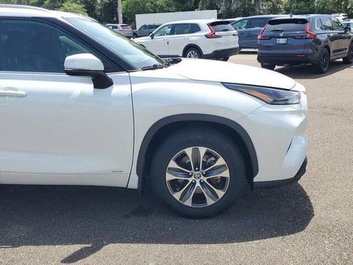 2022 Toyota Highlander Hybrid XLE