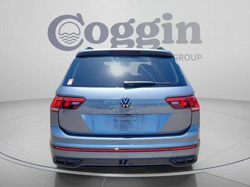 Platinum Gray Metallic 2022 Volkswagen Tiguan 2.0T SE R-Line Black