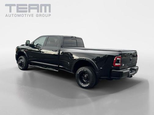 Diamond Black Crystal Pearlcoat 2024 RAM 3500 Limited Crew Cab 4x4 8' Box