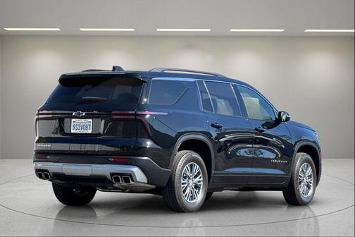 Mosaic Black Metallic 2025 Chevrolet Traverse LT