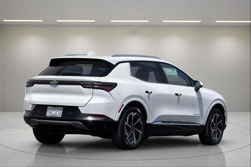 Iridescent Pearl Tricoat 2024 Chevrolet Equinox EV 2LT