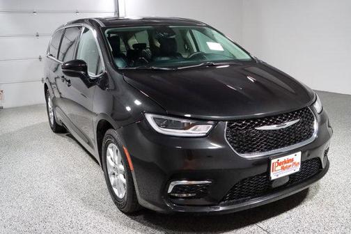 Brilliant Black Crystal Pearlcoat 2023 Chrysler Pacifica Touring L