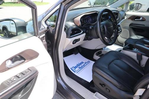 Granite Crystal Metallic Clearcoat 2018 Chrysler Pacifica Touring-L Plus