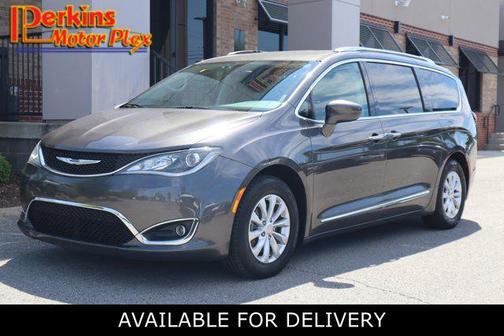 Granite Crystal Metallic Clearcoat 2018 Chrysler Pacifica Touring-L Plus