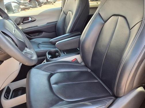 2023 Chrysler Pacifica Touring-L