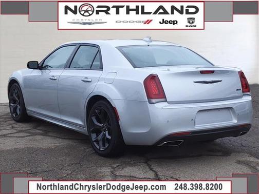 2022 Chrysler 300 Touring L