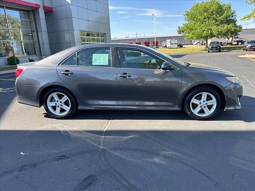 Magnetic Gray Metallic 2014 Toyota Camry SE