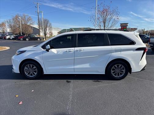 2023 Toyota Sienna LE