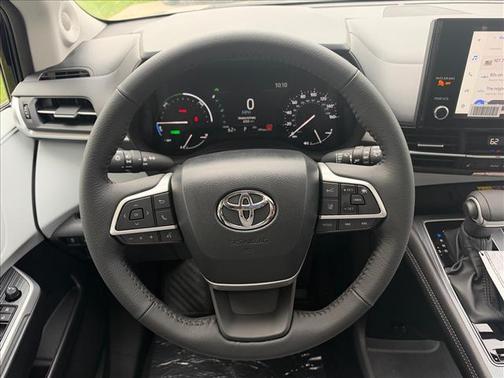 Midnight Black Metallic 2026 Toyota Sienna XLE