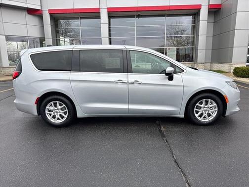 2022 Chrysler Voyager LX