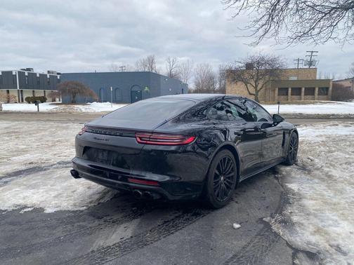 2018 Porsche Panamera 4