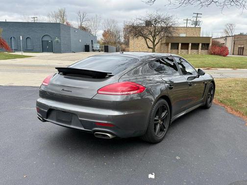 2016 Porsche Panamera 4
