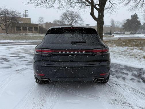 2021 Porsche Macan Sport Utility 4D