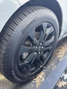 Ceramic Silver 2023 Kia Carnival SX