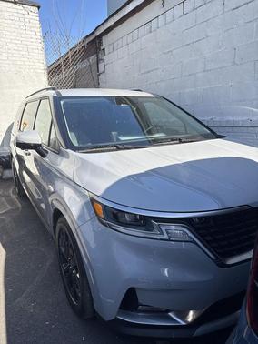 Ceramic Silver 2023 Kia Carnival SX