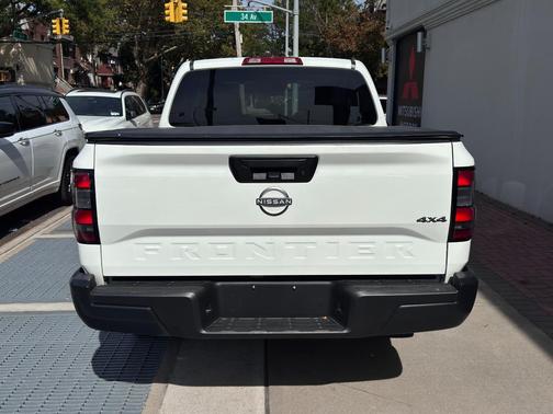 2024 Nissan Frontier SL
