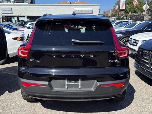 2021 Volvo XC40 T5 R-Design