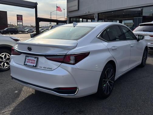 2023 Lexus ES 250 Base