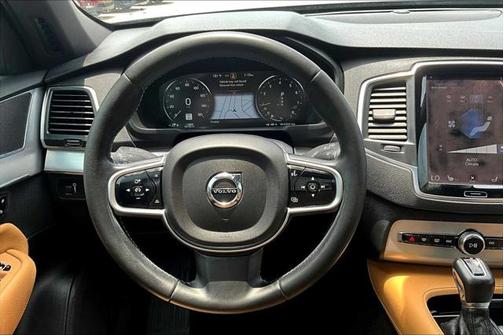 2017 Volvo XC90 T6 Momentum
