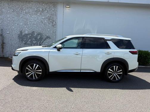 White 2023 Nissan Pathfinder Platinum