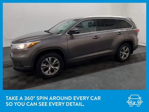 Photo 3 of 33 of 2015 Toyota Highlander XLE