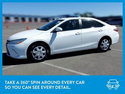 Photo 3 of 32 of 2016 Toyota Camry LE