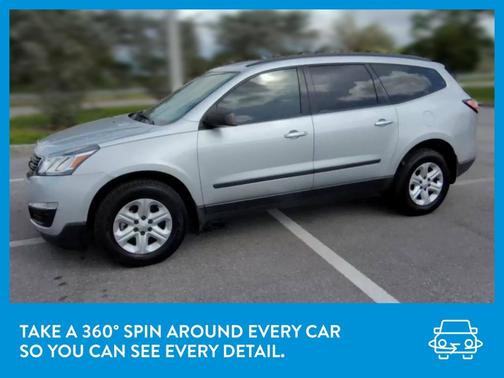 Photo 3 of 34 of 2015 Chevrolet Traverse LS