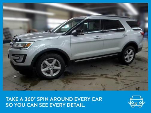 Photo 3 of 30 of 2017 Ford Explorer XLT